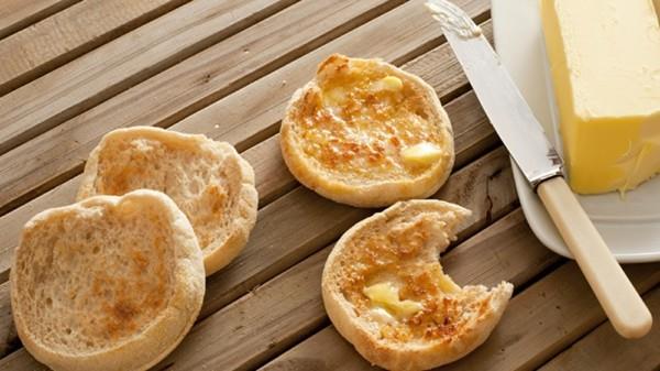 Bήστε μόνοι σας αγγλικά muffins με βούτυρο, αλείψτε ιδέες πρωινού συνταγής