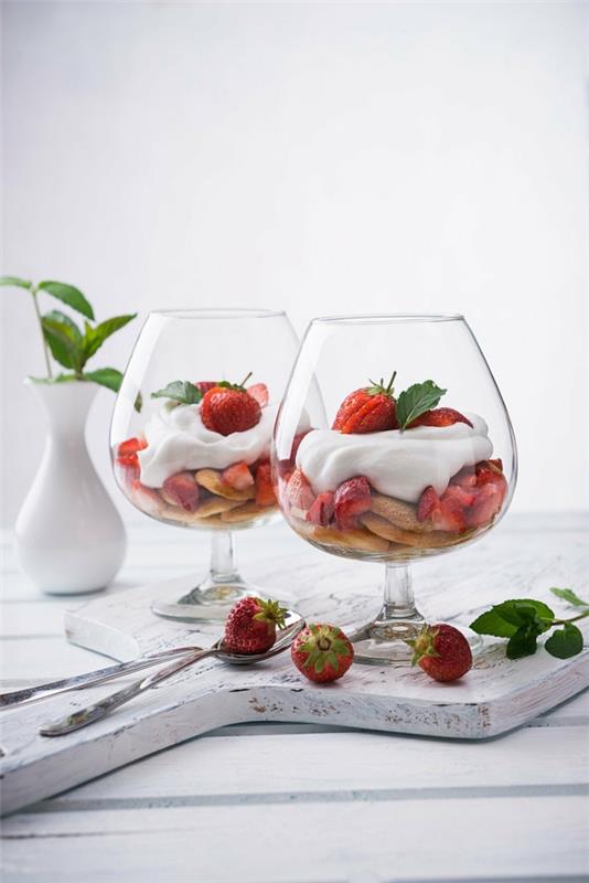 Τιραμισού φράουλας σε ένα ποτήρι Φράουλες Καλοκαιρινά φρούτα επίσης corel σύρετε το διάνυσμα απεικόνισης