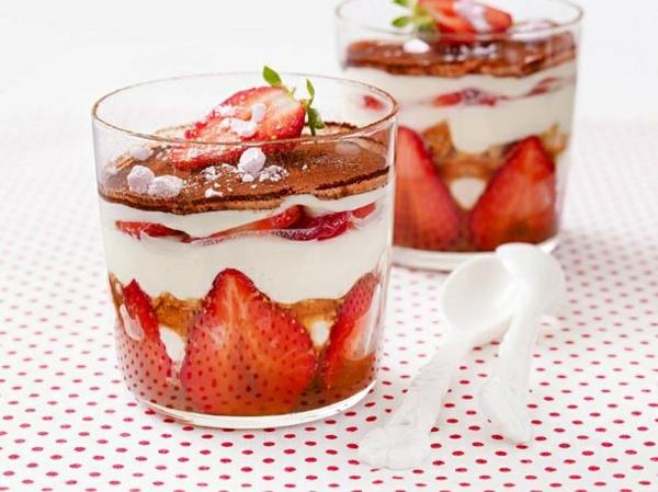 Τιραμισού φράουλα σε ένα ποτήρι Κόψτε τις φράουλες σε φέτες