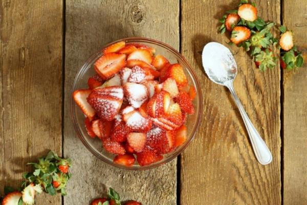 Τιραμισού φράουλα σε ένα ποτήρι φράουλες με ζάχαρη