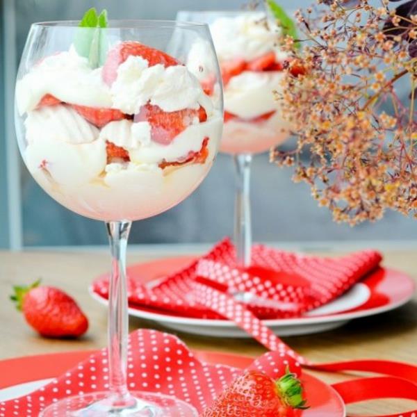 Τιραμισού φράουλα σε ένα ποτήρι συνταγές επιδόρπια φρούτων