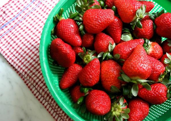 Φτιάξτε τη δική σας συνταγή μαρμελάδας φράουλας Ξεπλύνετε τις φράουλες