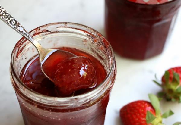 Φτιάξτε τη δική σας συνταγή μαρμελάδας φράουλας για ανοιξιάτικα φρούτα