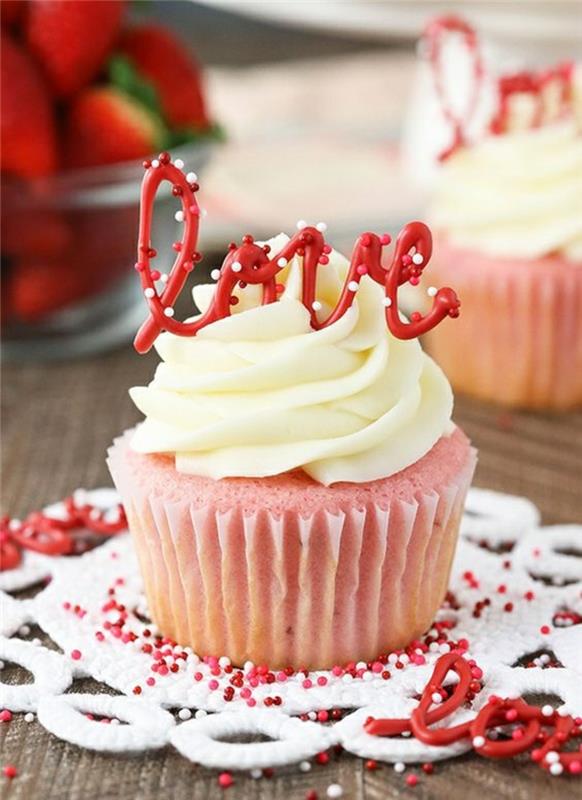 Συνταγή τάρτας φράουλας Muffins βανίλιας με διακόσμηση αγάπης φράουλας