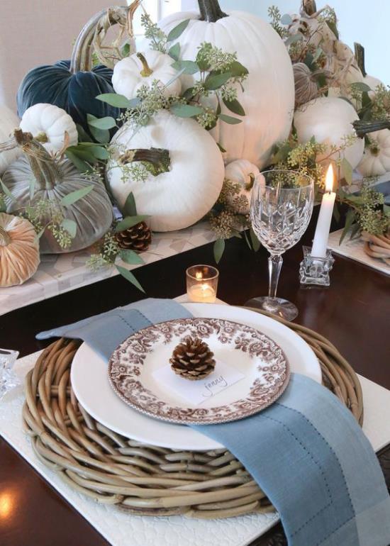 Η τραπεζαρία διακοσμεί το φθινοπωρινό τραπέζι φαγητού διακοσμεί τα δώρα της φύσης κολοκύθες κουκουνάρια κλαδιά κεριά