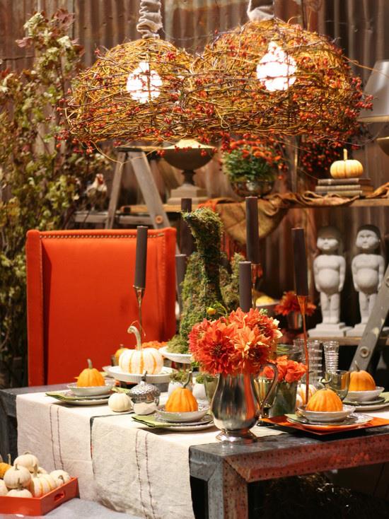 Η τραπεζαρία διακοσμεί το φθινοπωρινό τραπέζι τραπεζαρίας διακοσμεί πολύχρωμα διακοσμητικά τραπεζιού σετ τραπεζιού τρώγοντας έξω στον κήπο