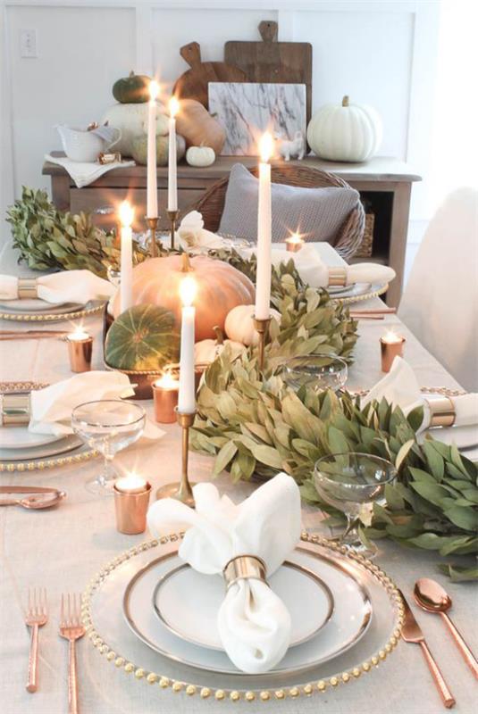 Η τραπεζαρία διακοσμεί το φθινοπωρινό τραπέζι φαγητού διακοσμεί όμορφη παλέτα χρωμάτων μερικές ορειχάλκινες πινελιές κολοκύθες λευκά κεριά πολύ πράσινο