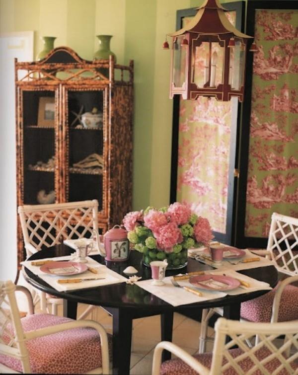 Τραπεζαρία με θηλυκές πινελιές, λουλουδάτο μοτίβο, όμορφα στρωμένο τραπέζι παντού