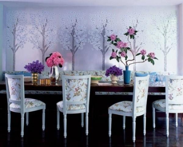 Τραπεζαρία με θηλυκές πινελιές μακρύ τραπέζι με λουλουδάτο σχέδιο και φρέσκα λουλούδια