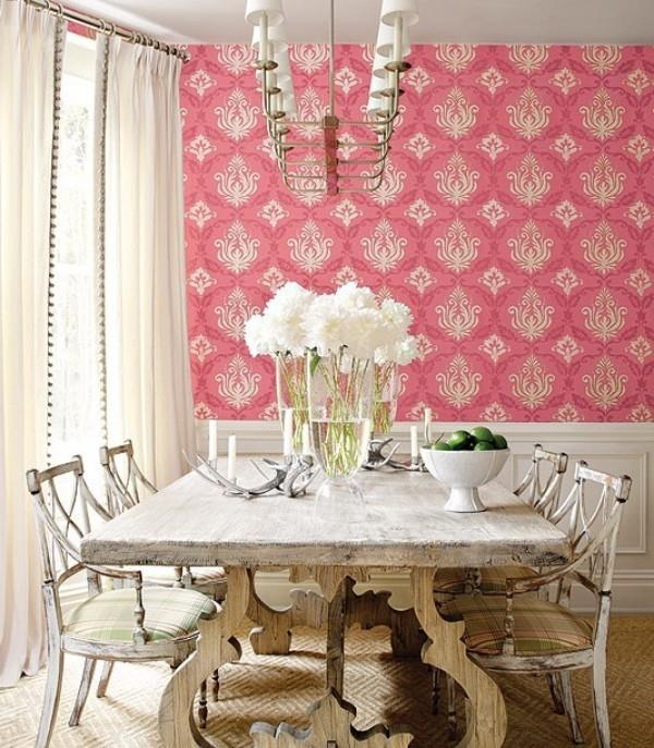 Τραπεζαρία με θηλυκές πινελιές ταπετσαρία τοίχου με όμορφο μοτίβο σε ροζ ρουστίκ σχεδιασμό δωματίου