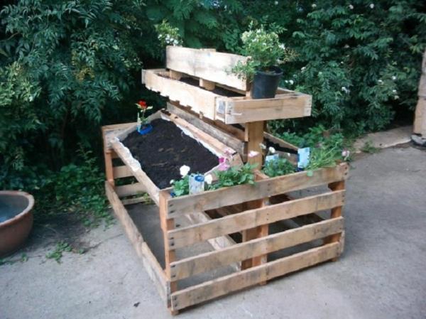 Οι ευρωπαϊκές παλέτες στον κήπο χρησιμοποιούν κουτιά φυτών με βάση