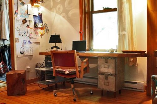 Εξωτισμός στην καρέκλα γραφείου εργασίας του καλλιτέχνη στο σπίτι
