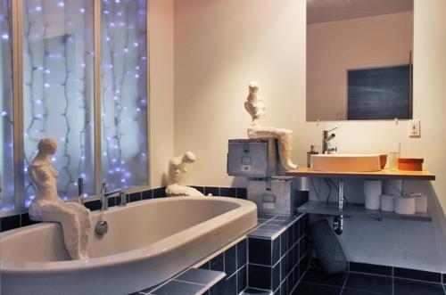 Εξωτισμός στο σπίτι σχεδιαστών μιας νεράιδας μπάνιου καλλιτέχνη φωτεινό μπλε