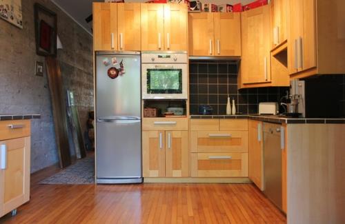 Εξωτισμός στο σπίτι του σχεδιαστή ενός καλλιτέχνη εγκατέστησε συσκευές επίπλων κουζίνας