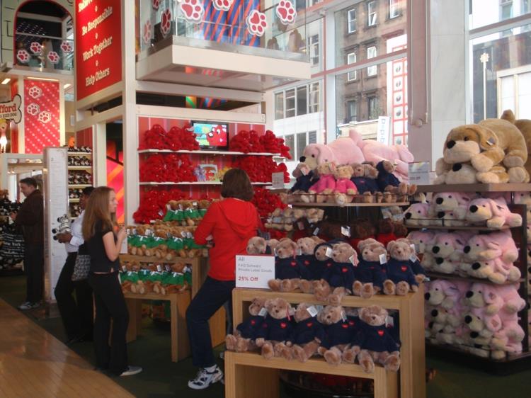 Χριστουγεννιάτικα παιχνίδια FAO Schwarz στα χριστουγεννιάτικα ψώνια της Νέας Υόρκης