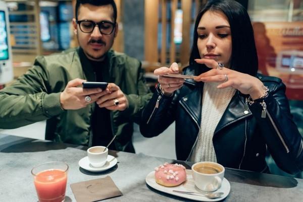 Όπως το Instagram, έτσι και το Facebook υποτίθεται ότι κρύβει τις προτιμήσεις των χρηστών του, τραβά φωτογραφίες των influencers