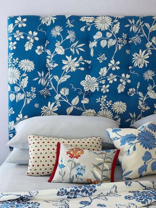 Χρώματα και τάσεις στα υφάσματα σπιτιού καλύπτουν τα λουλούδια του καναπέ μπλε