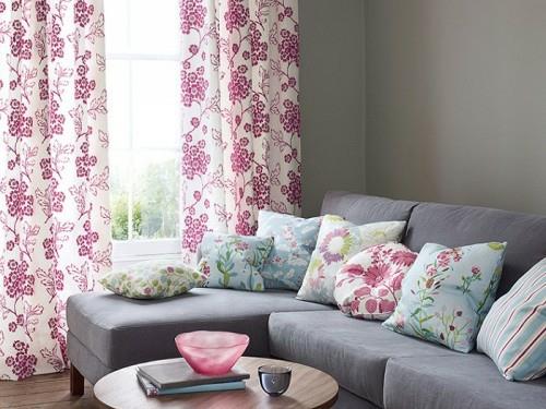 Χρώματα και τάσεις στα υφάσματα σπιτιού κουρτίνες λευκά μοβ μαξιλάρια καναπέ