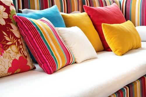 Χρώματα και τάσεις στα υφάσματα σπιτιού, ρίξτε μαξιλάρια με έντονες χρωματιστές ρίγες