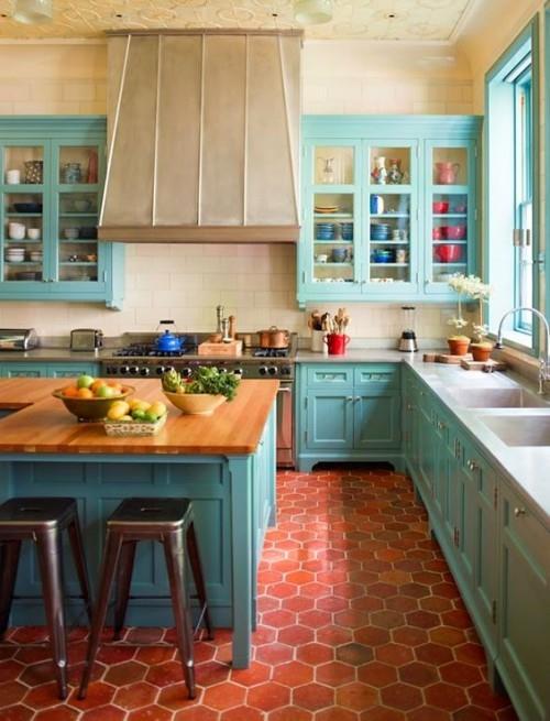 Το πολύχρωμο μπλε ταιριάζει με τον παραδοσιακό σχεδιασμό κουζίνας