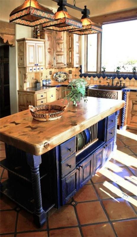 Το ναυτικό μπλε και το ξύλο δημιουργούν μια πολύχρωμη κουζίνα