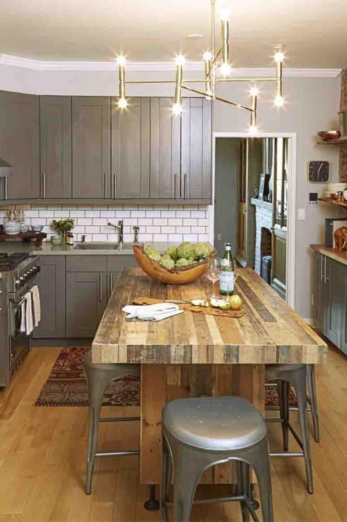 Πολύχρωμα και ελκυστικά σκούρα γκρι ντουλάπια κουζίνας λευκά πλακάκια μετρό ξύλινο τραπέζι