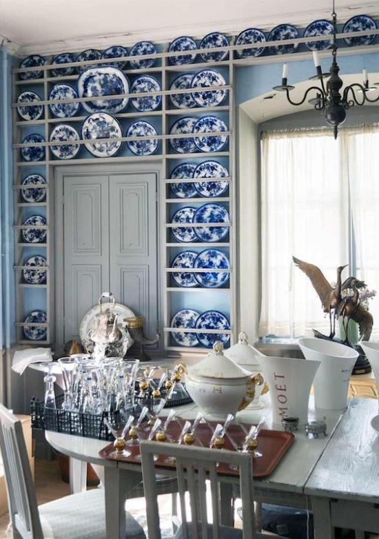 Ζεύγη χρωμάτων που τραβούν τα βλέμματα με διακοσμητικό πιάτο σε μπλε και λευκό όμορφο ρετρό σχέδιο