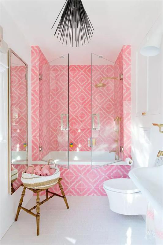 Ζευγάρια χρωμάτων ρετρό μπάνιου σε ροζ και λευκά πλακάκια μπανιέρας ροζ πλακάκια γυάλινες πόρτες λευκό πάτωμα