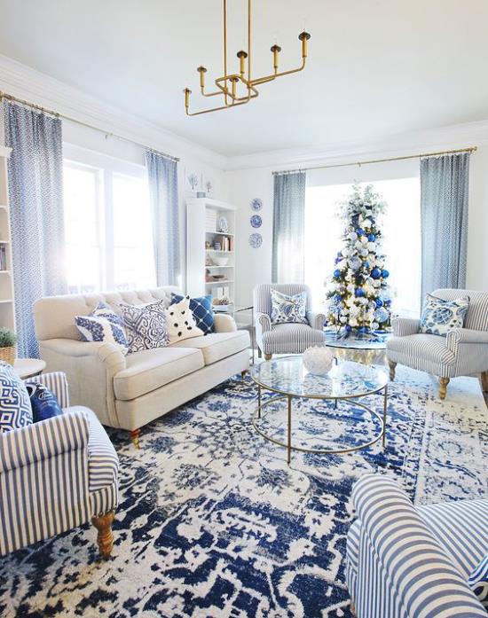 Ζεύγη χρωμάτων άνετων σαλονιών διακοσμημένων σε μπλε και λευκό για τα Χριστούγεννα