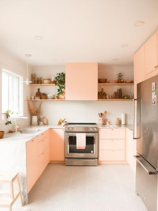 Ζεύγη χρωμάτων μοντέρνα κουζίνα σε σολομό ροζ και λευκό πολύ κομψό