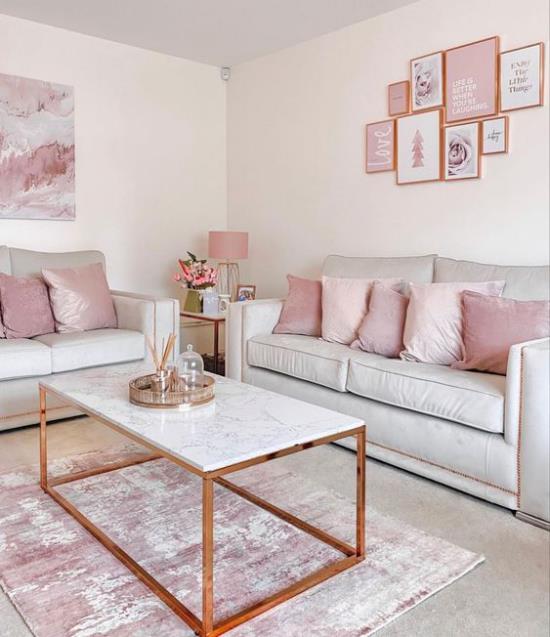 Ζεύγη χρωμάτων τέλειο ρομαντικό σαλόνι σε ροζ και λευκό καναπέ τραπεζάκι χαλιού τοιχογραφίες ροζ λαμπτήρα στη γωνία