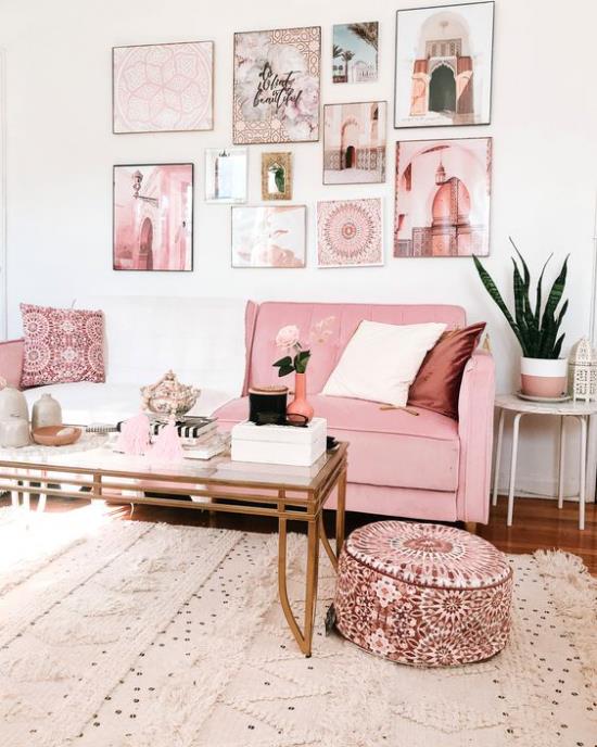 Ζεύγη χρωμάτων ονειρική ατμόσφαιρα δωματίου στο σχέδιο του σαλονιού με ροζ και λευκό
