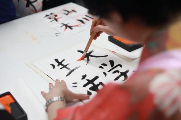 Ο Φεβρουάριος είναι ο εθνικός μήνας του ποιήματος χαϊκού που γράφει ποίηση τέχνης της Ιαπωνίας
