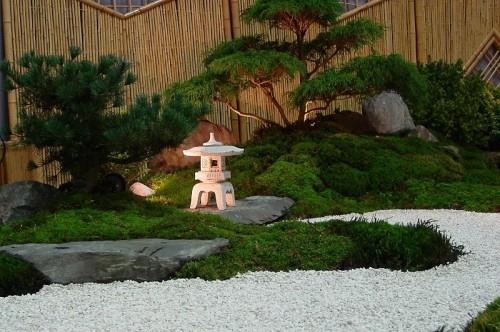 Οι ιδέες για τον κήπο του Φενγκ Σούι έχουν πολλές ισορροπίες σε καταπράσινες γκρι και λευκές πέτρες