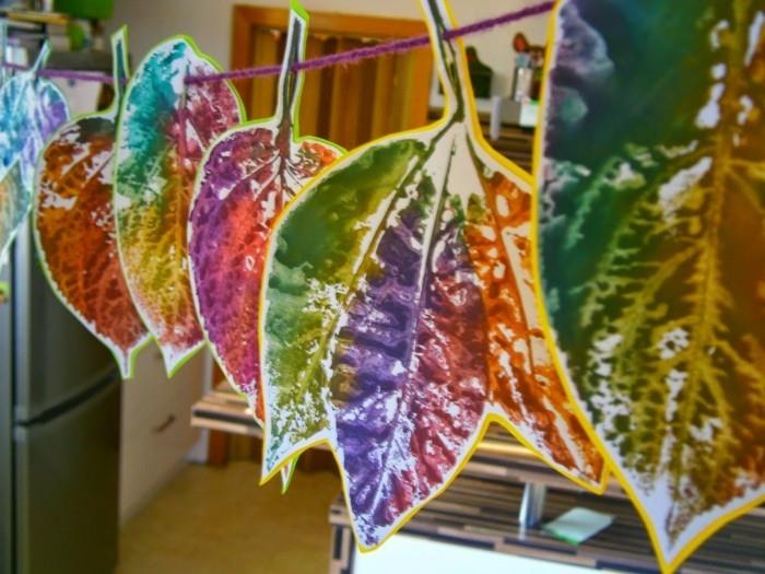 Εικόνες παραθύρου με γυαλιστερά χρώματα με φύλλα παιδικά χρώματα