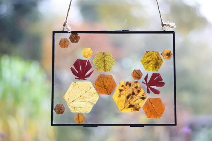 Εικόνες παραθύρου με γυαλιστερά φύλλα γεωμετρίας φθινοπωρινών φύλλων