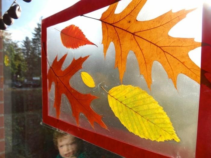 Εικόνες παραθύρου με γυαλιστερά φύλλα με παιδιά που πέφτουν