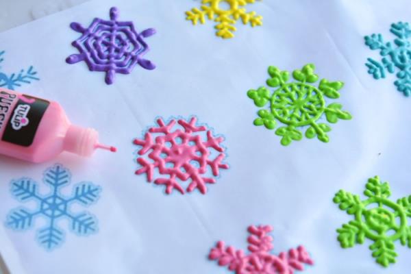 Εικόνες παραθύρων για τα Χριστούγεννα - φτιάξτε μαγικές ιδέες και οδηγίες χρωματιστές νιφάδες χιονιού