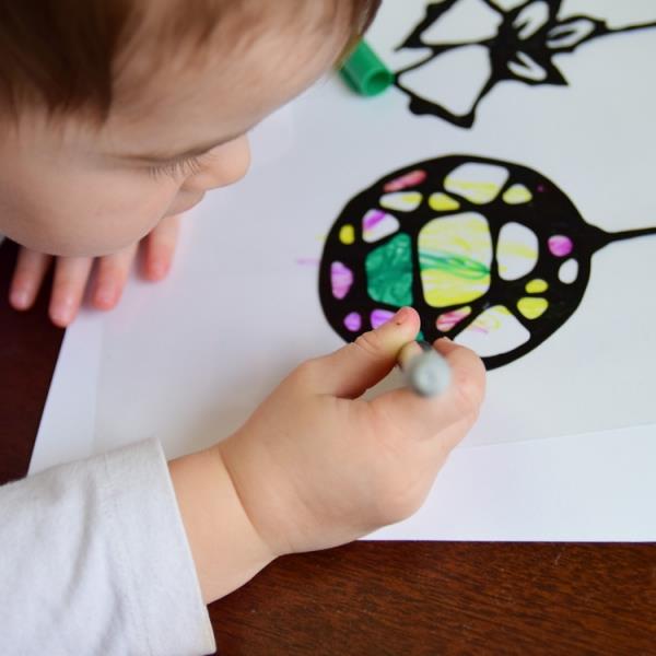 Εικόνες παραθύρων για τα Χριστούγεννα - μαγικές ιδέες και οδηγίες τα παιδιά ζωγραφίζουν στολίδια που συλλέγουν τον ήλιο