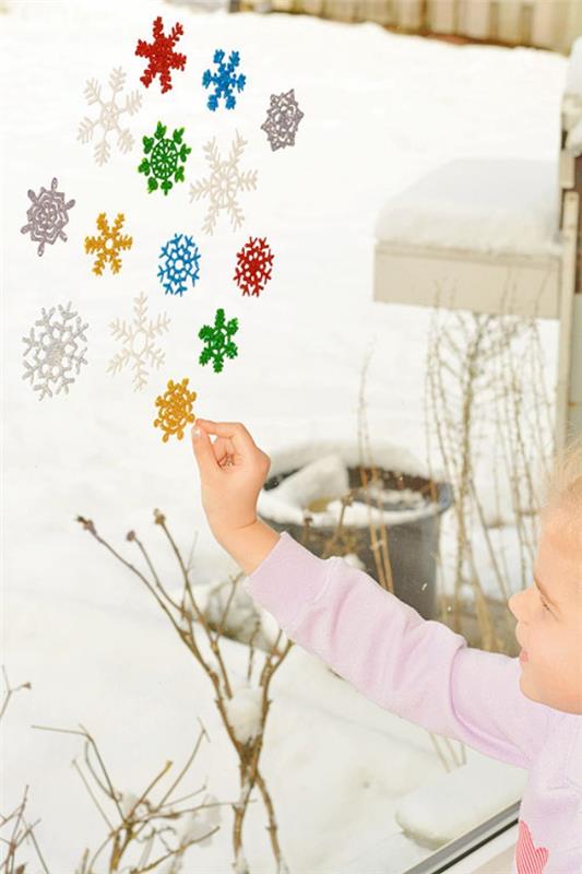 Εικόνες παραθύρων για τα Χριστούγεννα - μαγικές ιδέες και οδηγίες που παίζουν τα παιδιά με εικόνες νιφάδας χιονιού