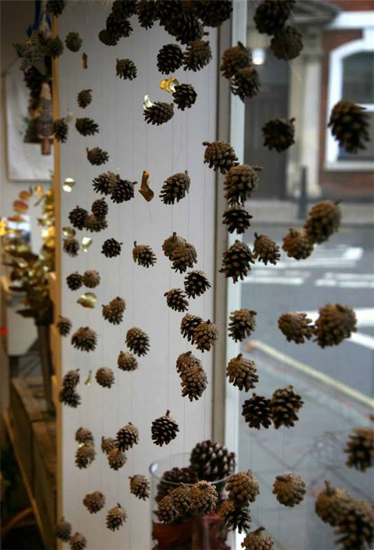 Διακόσμηση παραθύρων για χριστουγεννιάτικες γιρλάντες από κουκουνάρια