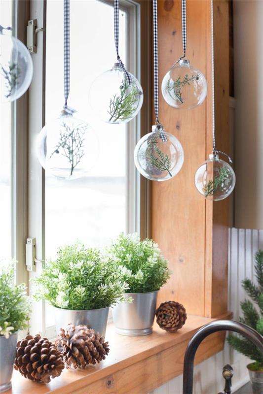 Διακοσμήσεις παραθύρων για χριστουγεννιάτικα φυτά σε γλάστρες Χριστουγεννιάτικες μπάλες
