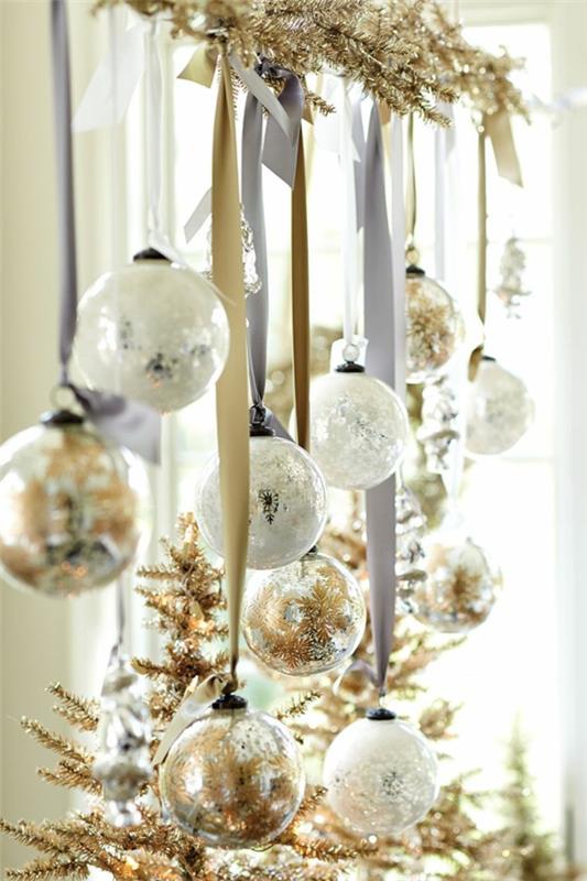 Διακόσμηση παραθύρων για χριστουγεννιάτικες χρυσές πινελιές Χριστουγεννιάτικες μπάλες