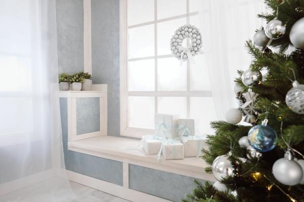 Διακόσμηση παραθύρων για τα Χριστούγεννα εντελώς σε λευκό