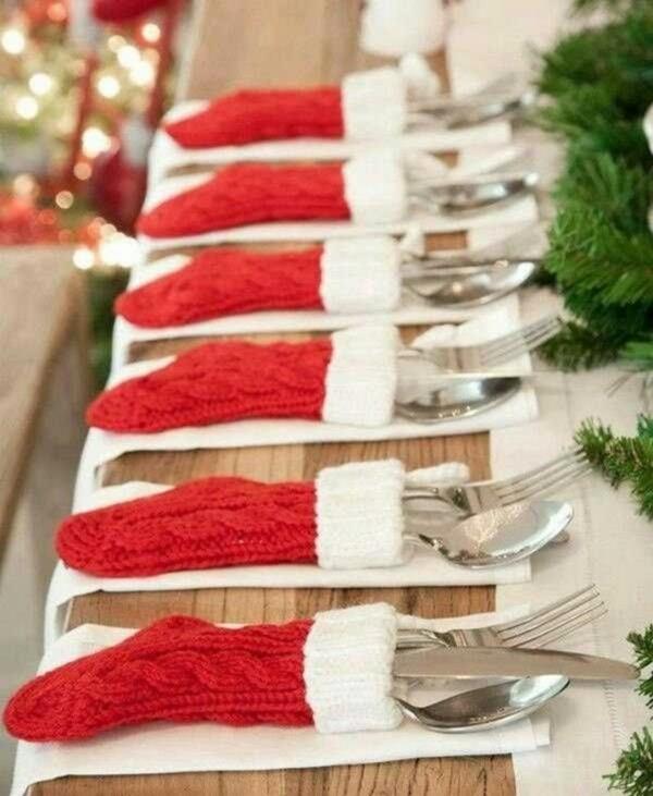Κόκκινες κάλτσες ράψτε τις δικές σας γιορτινές τσάντες μαχαιροπίρουνα για τα Χριστούγεννα