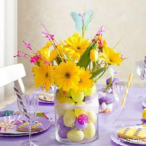 Εορταστικές ιδέες διακόσμησης για πασχαλινά κρεμαστά γυάλινα αυγά κίτρινα λουλούδια