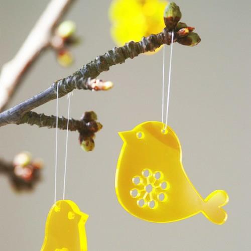 Εορταστικές ιδέες διακόσμησης για το Πασχαλινό κρεμαστό κίτρινο πουλί