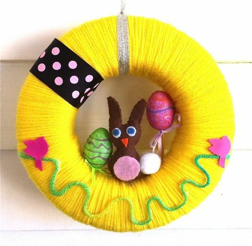 Εορταστικές ιδέες διακόσμησης Πασχαλινά στεφάνια νήματα αυγά κουνελιού