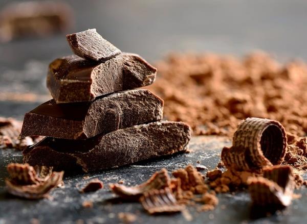 Δολοφόνος λιπαρών τροφίμων μαύρη σοκολάτα που καίει λίπος
