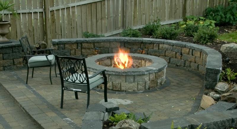 Firepit χτίζουν πέτρες και χαλίκια Σχεδιασμός κήπου με πέτρες
